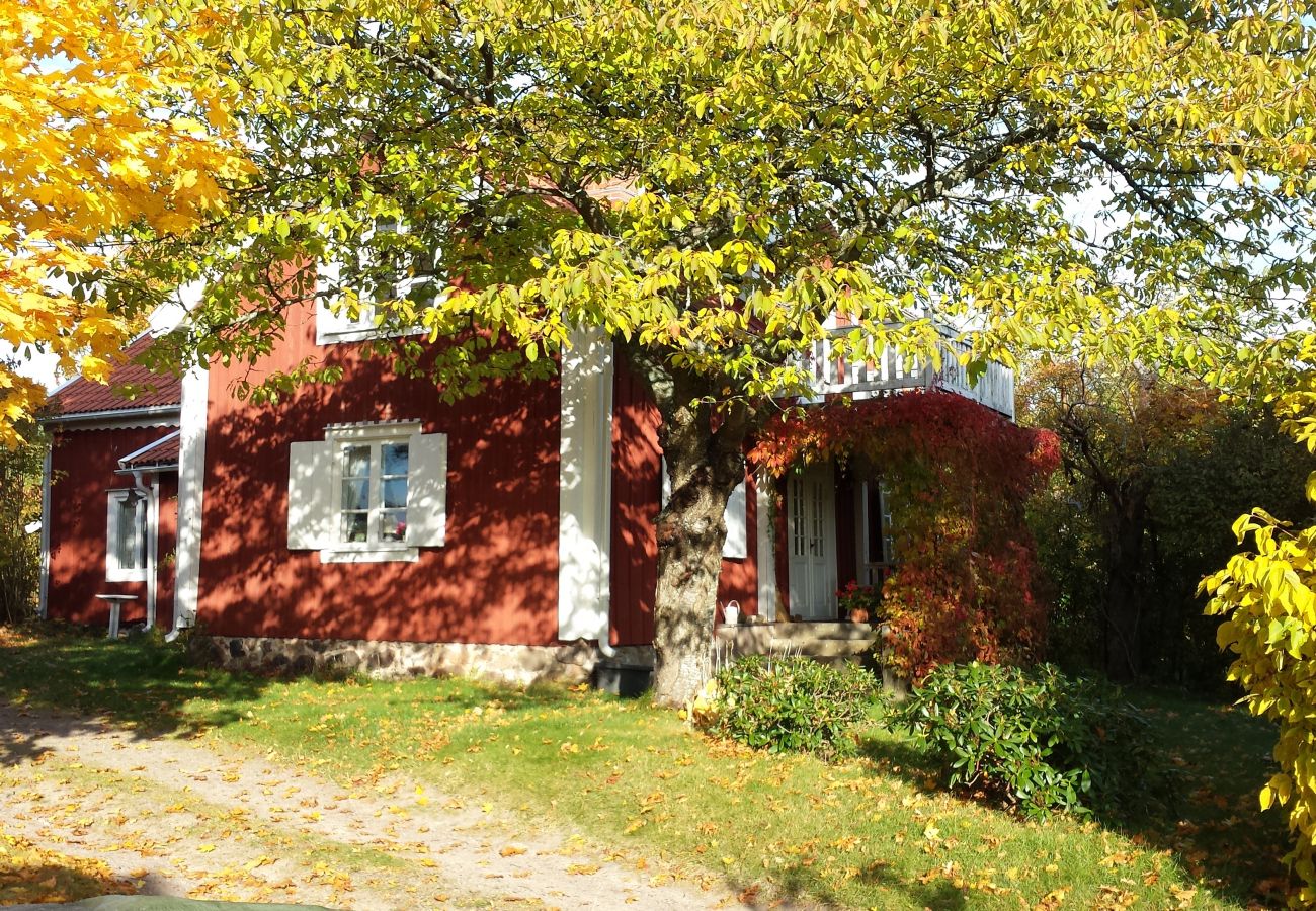 Stuga i Ålem - Stort, Lugnt, GENUINT med många rum nära havet.