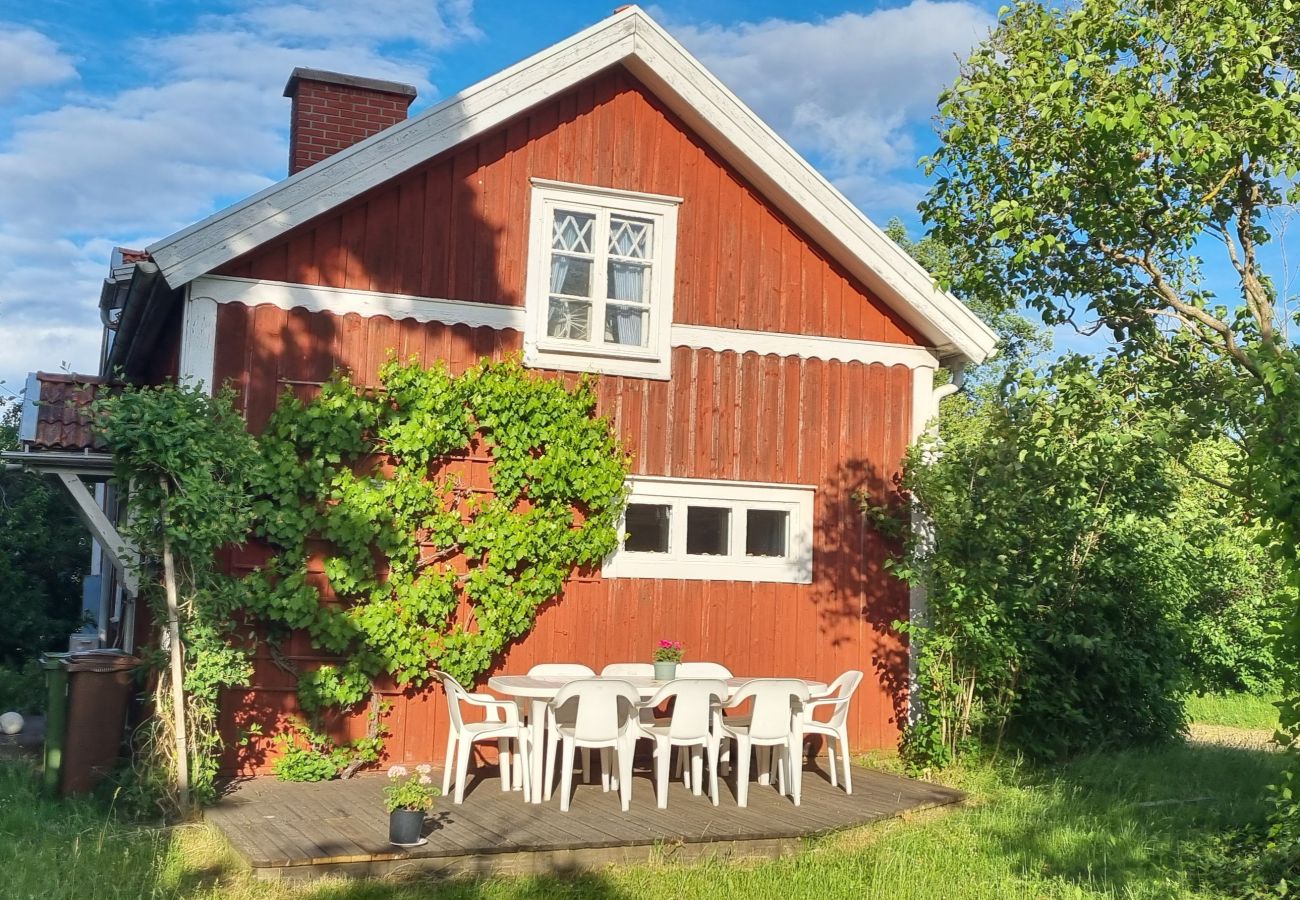 Stuga i Ålem - Stort, Lugnt, GENUINT med många rum nära havet.