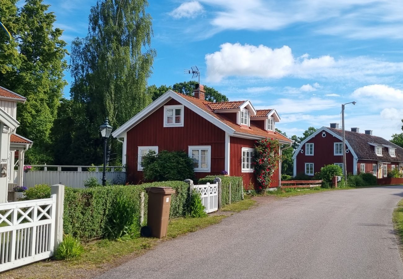 Stuga i Ålem - Stort, Lugnt, GENUINT med många rum nära havet.