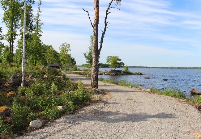 Stuga i Väckelsång - Lyxig stuga med sjöutsikt, motorbåt och uppvärmd swimmingpool utanför dörren