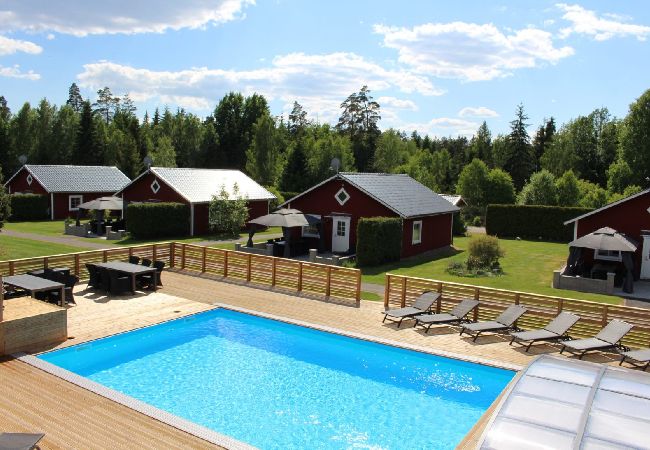 Stuga i Väckelsång - Drömsemester vid sjön med motorbåt och pool framför dörren Stuga i Väckelsång - Drömsemester vid sjön med motorbåt och pool framför dörren
