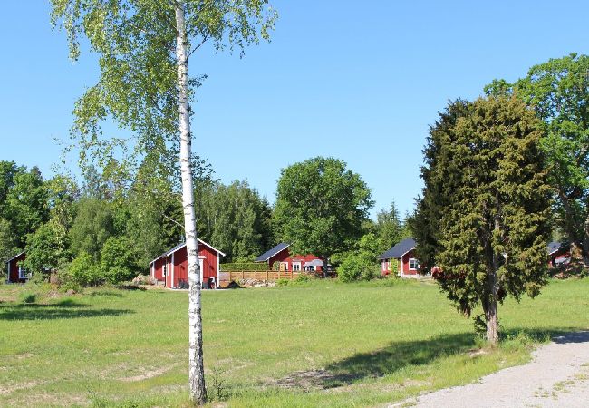 Stuga i Väckelsång - Drömsemester vid sjön med motorbåt och pool framför dörren