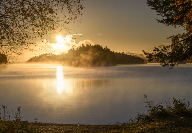 Stuga i Gällö - Underbart fritidshus precis vid sjön med bastu, WiFi och vildmarkspool