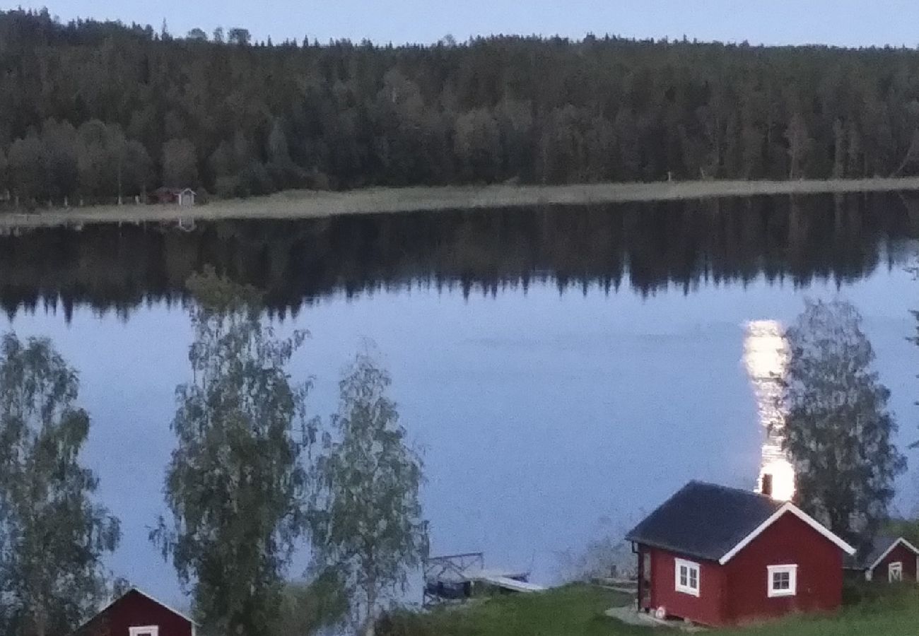 Stuga i Gällö - Underbart fritidshus precis vid sjön med bastu, WiFi och vildmarkspool