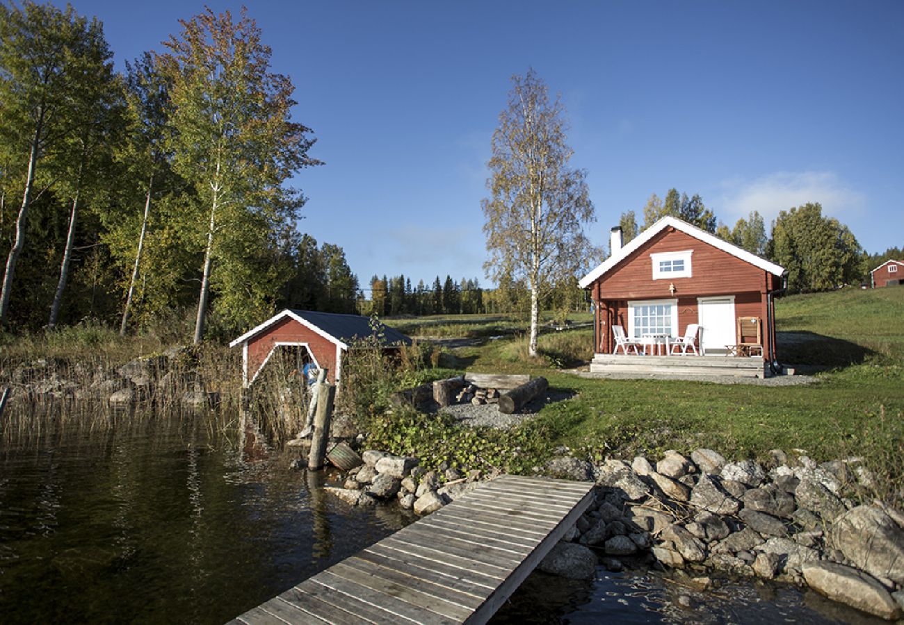 Stuga i Gällö - Underbart fritidshus precis vid sjön med bastu, WiFi och vildmarkspool