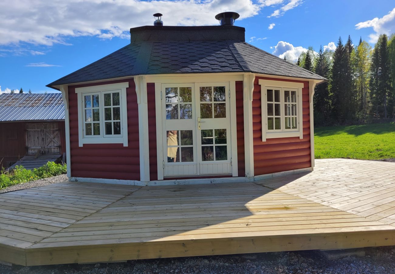 Stuga i Gällö - Underbart fritidshus precis vid sjön med bastu, WiFi och vildmarkspool