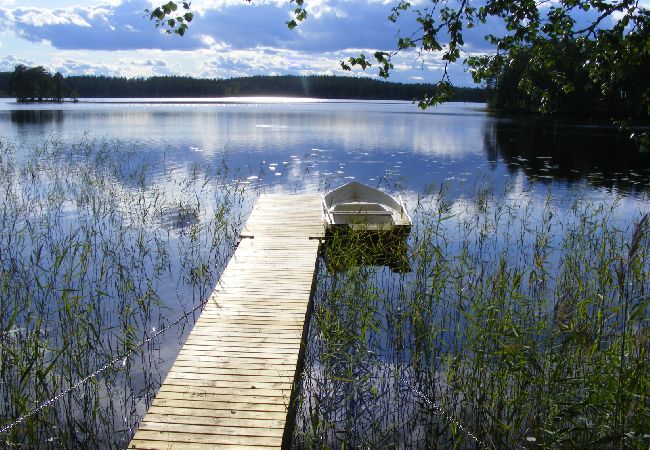 Stuga i Mora - Mysig stuga på stor sjönära tomt