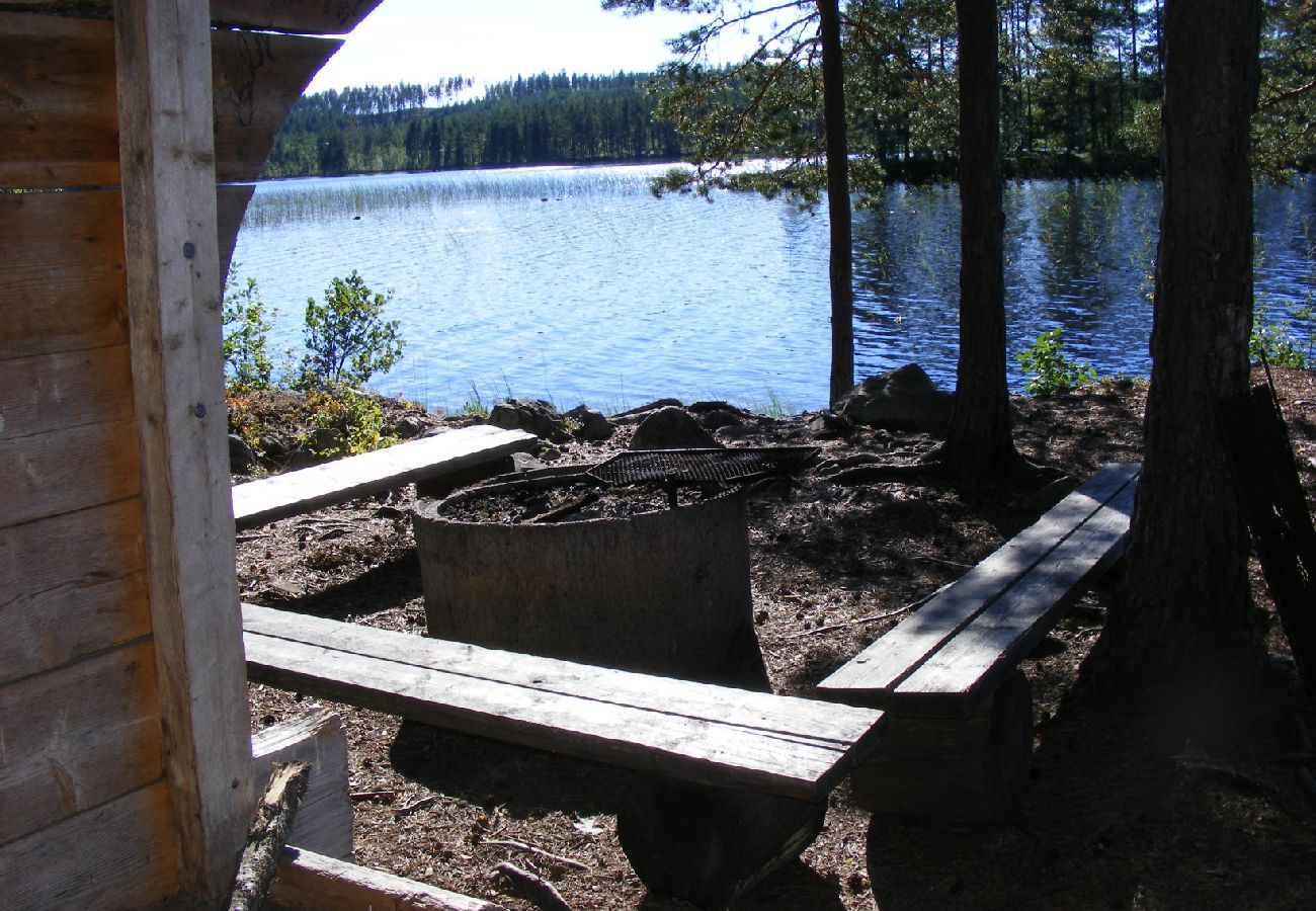 Stuga i Mora - Mysig stuga på stor sjönära tomt