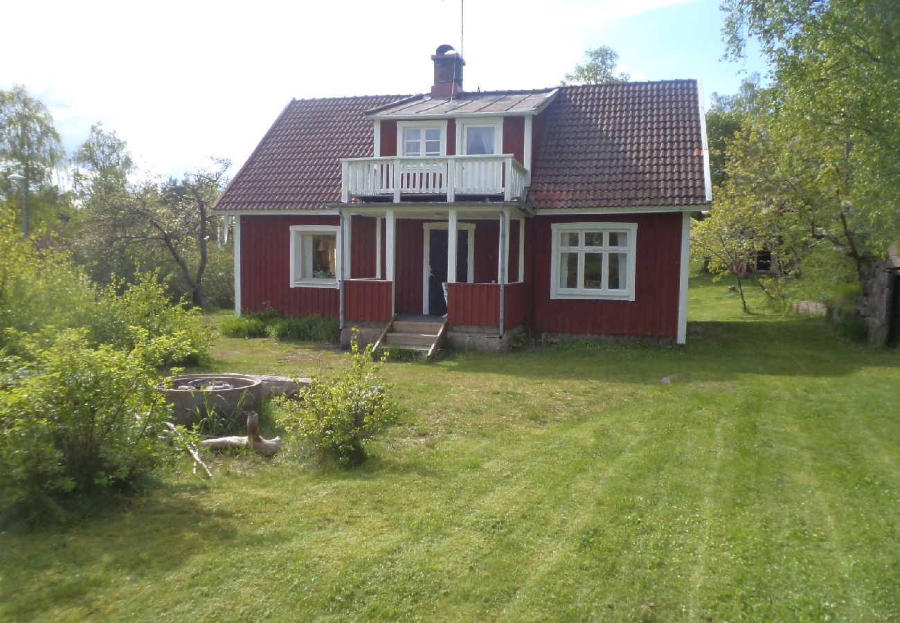 Stuga i Fröseke - Mysig stuga omgiven av skog i Småland