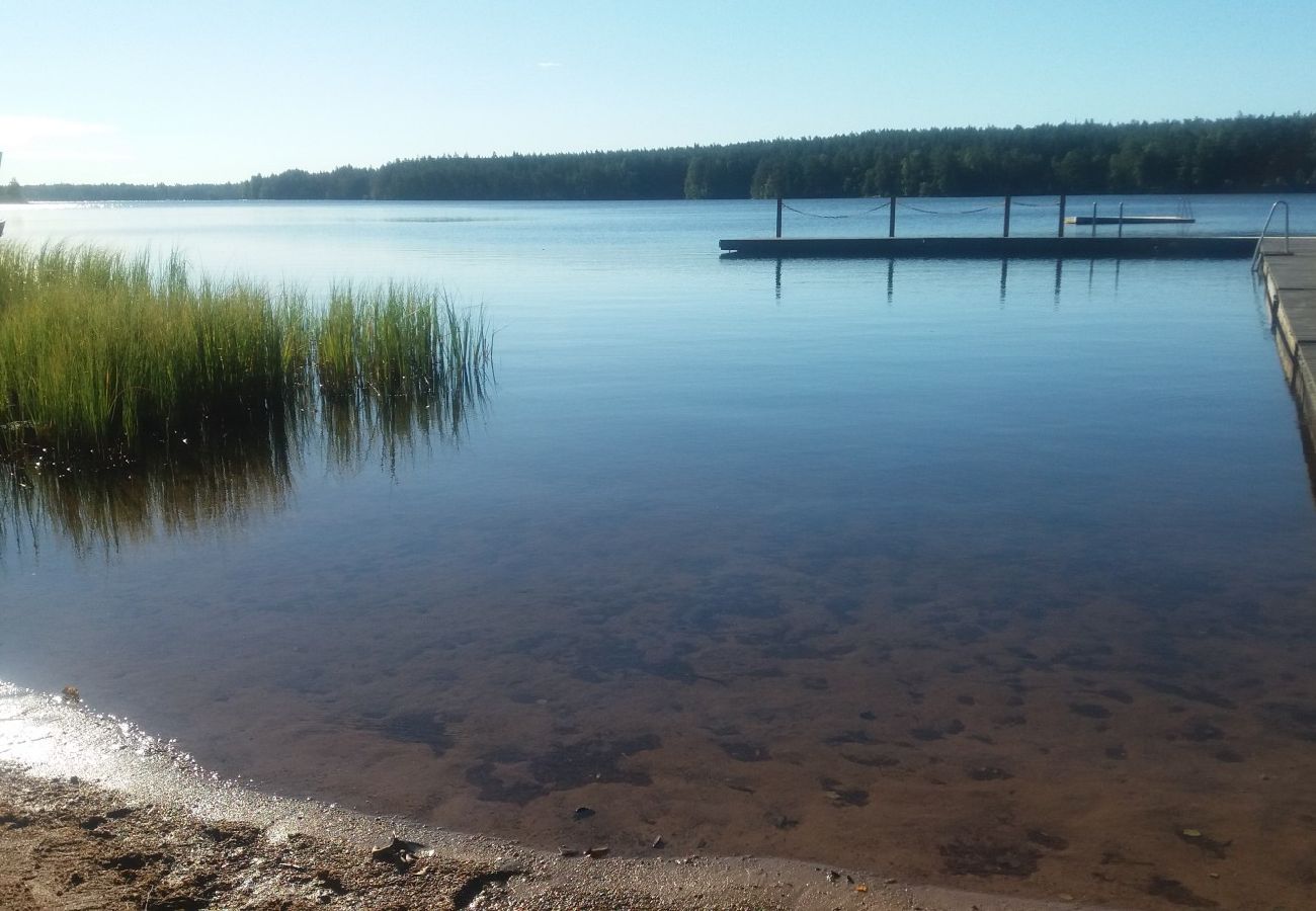 Stuga i Fröseke - Mysig stuga omgiven av skog i Småland