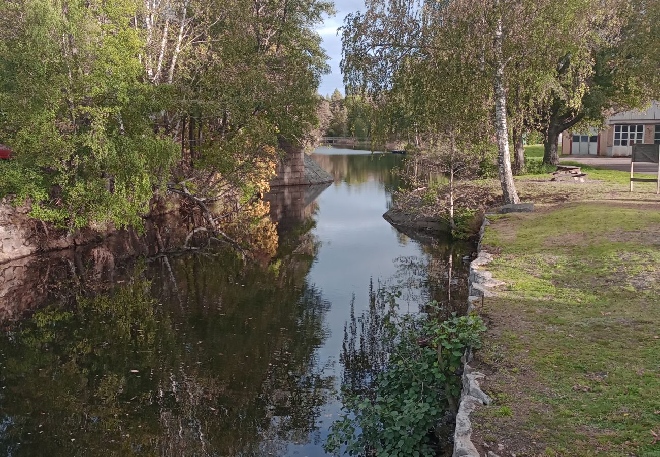 Stuga i Fröseke - Mysig stuga omgiven av skog i Småland
