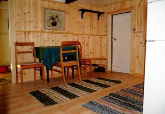 Stuga i Visby - Gotlandssemester omgiven av skog