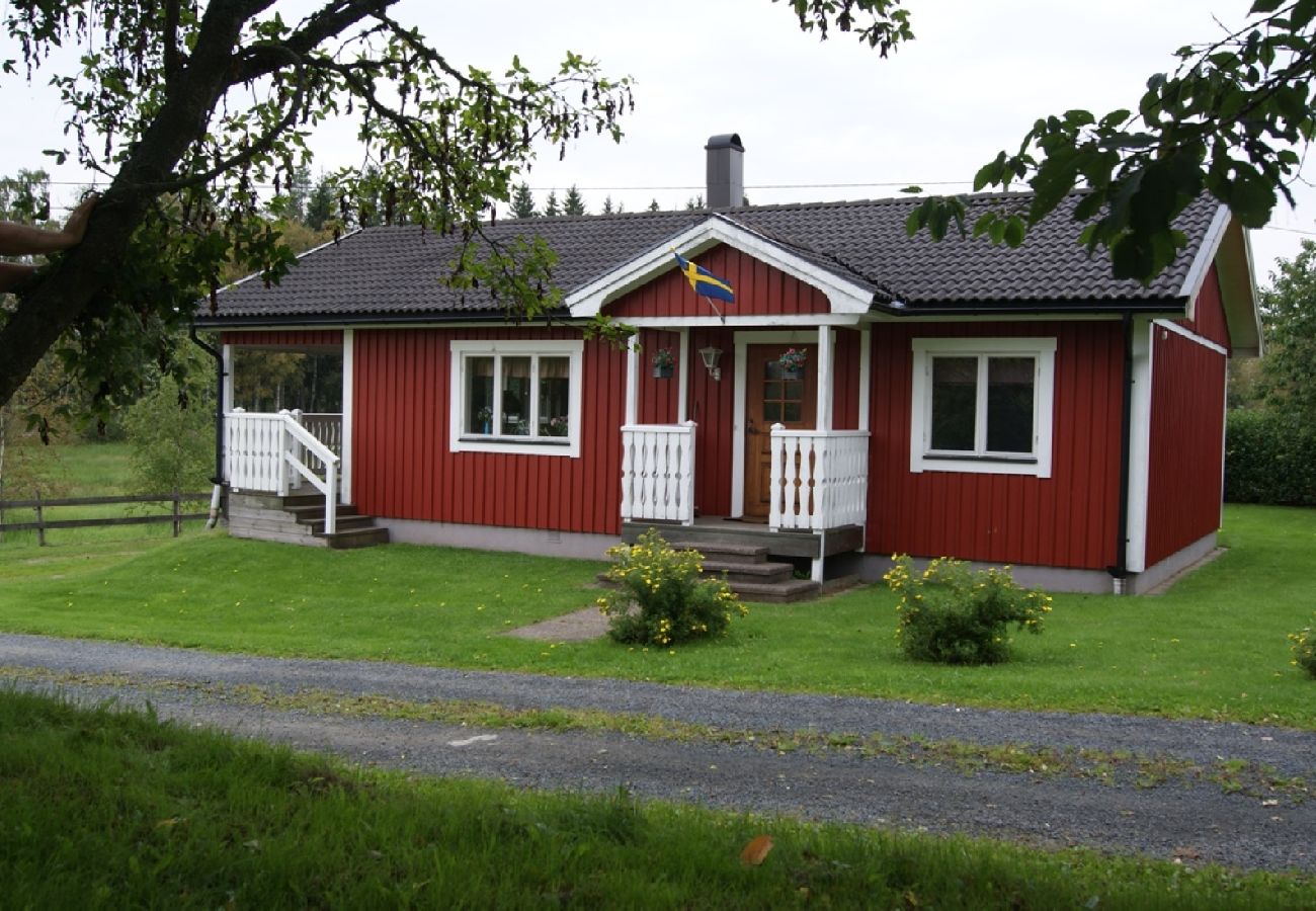 Stuga i Åseda - Prisvärt semester omgiven av skog och sjöar