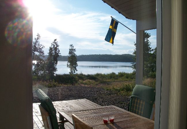 Stuga i Forsheda - Ensam stuga med i  Småland direkt på sjön