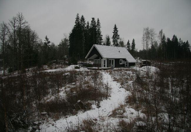 Stuga i Forsheda - Ensam stuga med i  Småland direkt på sjön