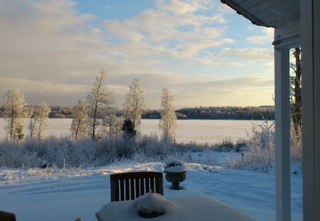Stuga i Forsheda - Ensam stuga med i  Småland direkt på sjön
