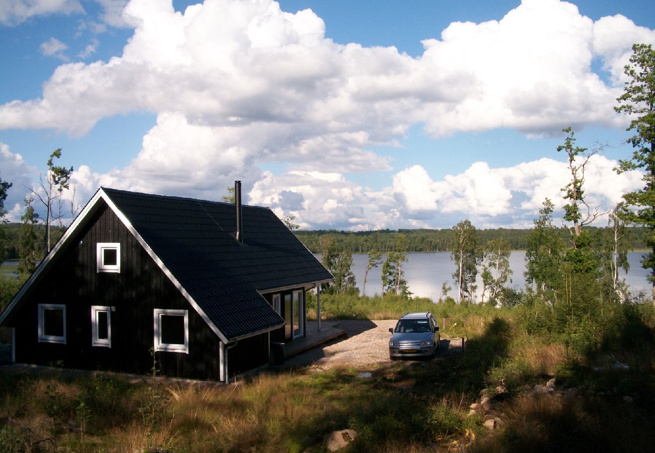 Stuga i Forsheda - Ensam stuga med i  Småland direkt på sjön