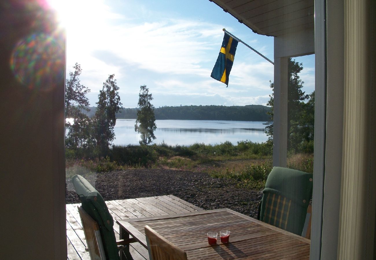 Stuga i Forsheda - Ensam stuga med i  Småland direkt på sjön