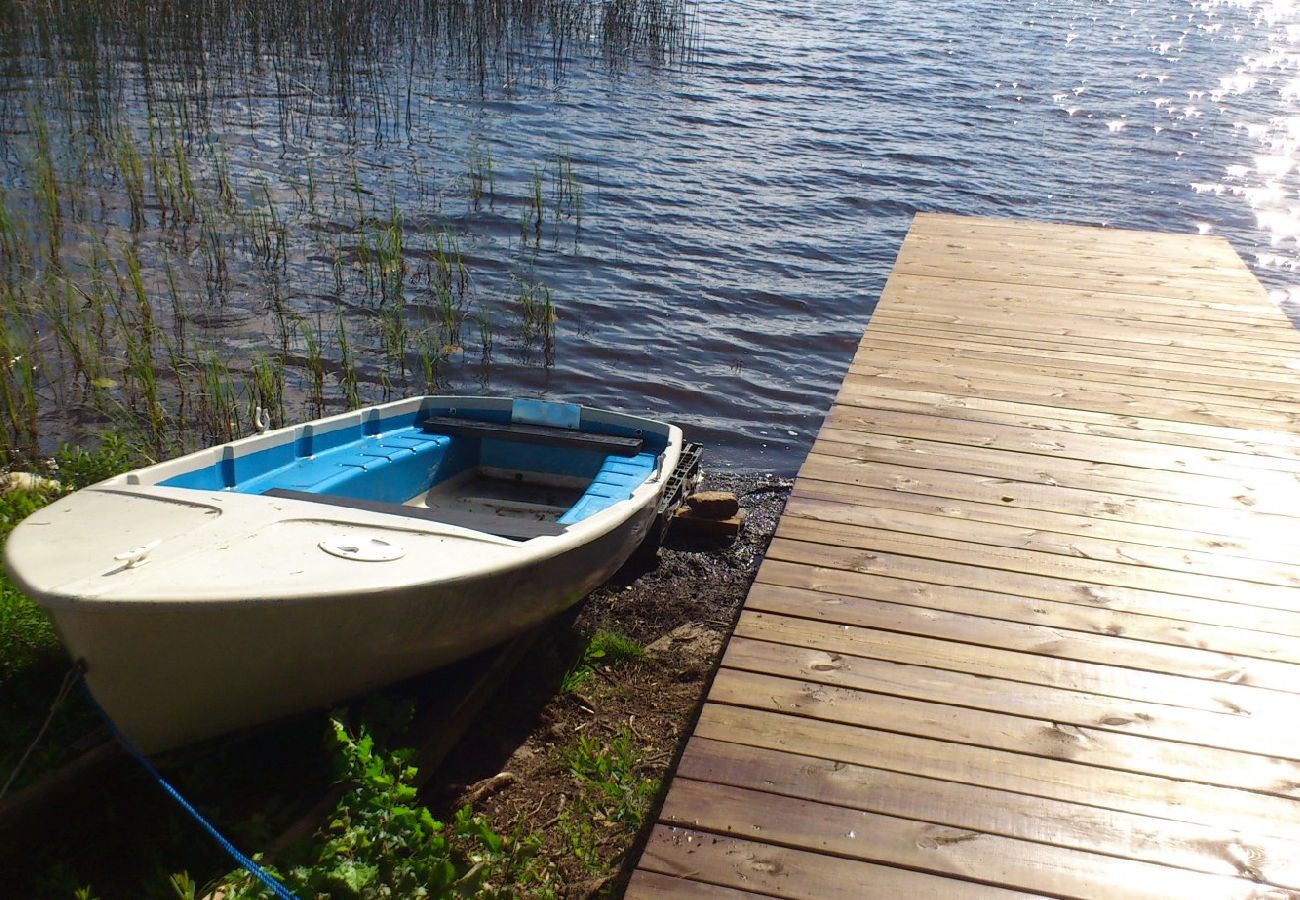 Stuga i Forsheda - Ensam stuga med i  Småland direkt på sjön