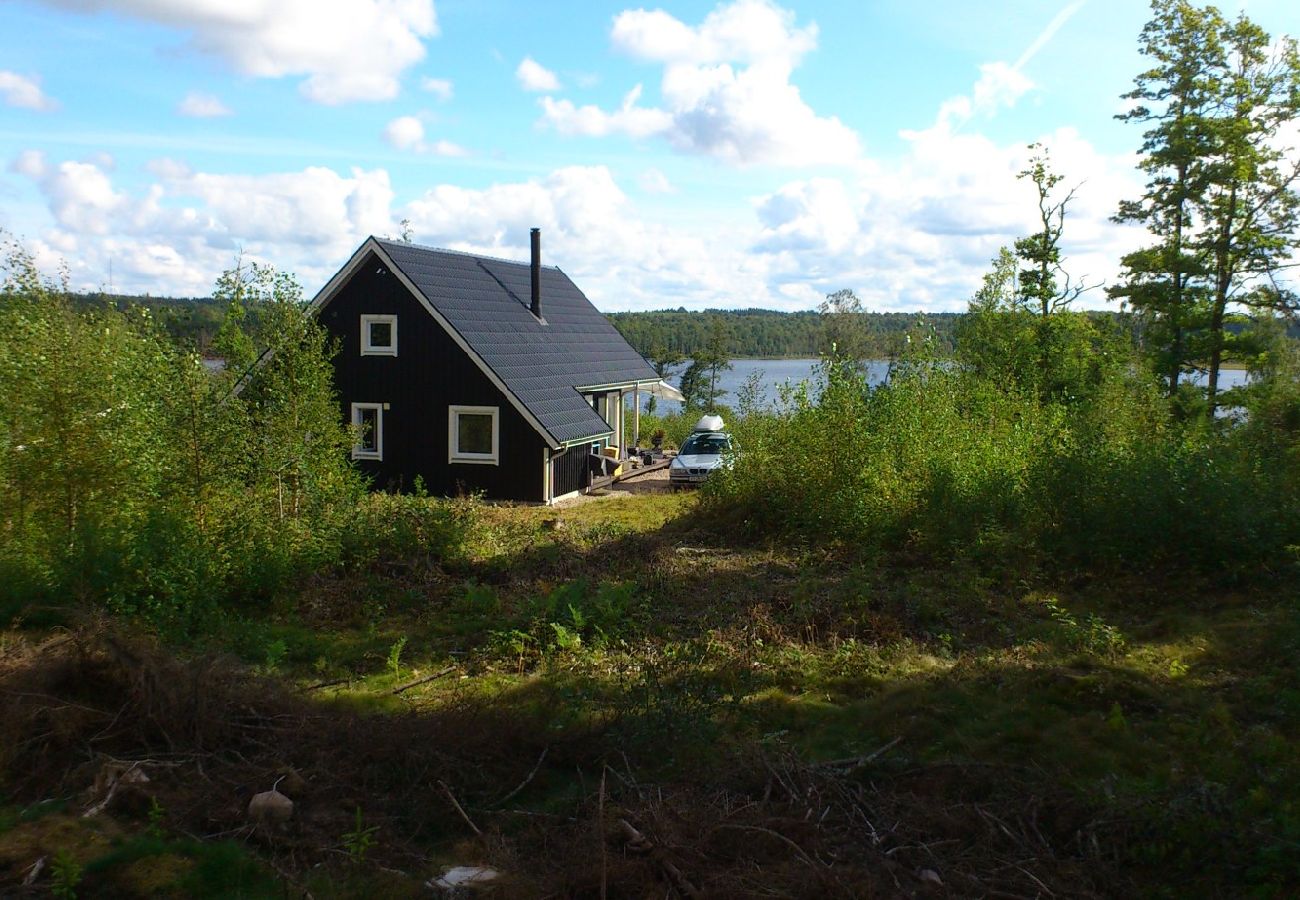 Stuga i Forsheda - Ensam stuga med i  Småland direkt på sjön