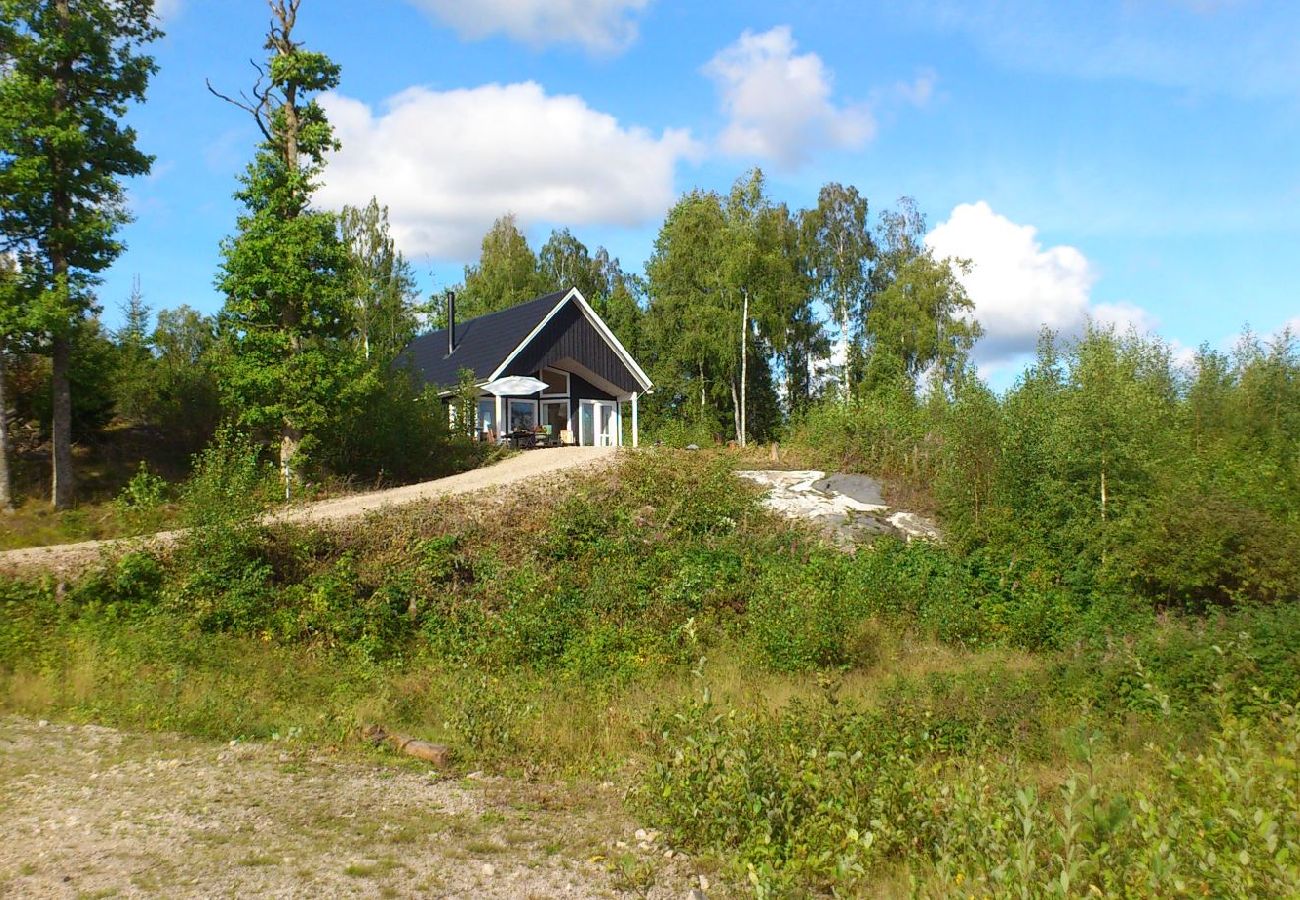 Stuga i Forsheda - Ensam stuga med i  Småland direkt på sjön