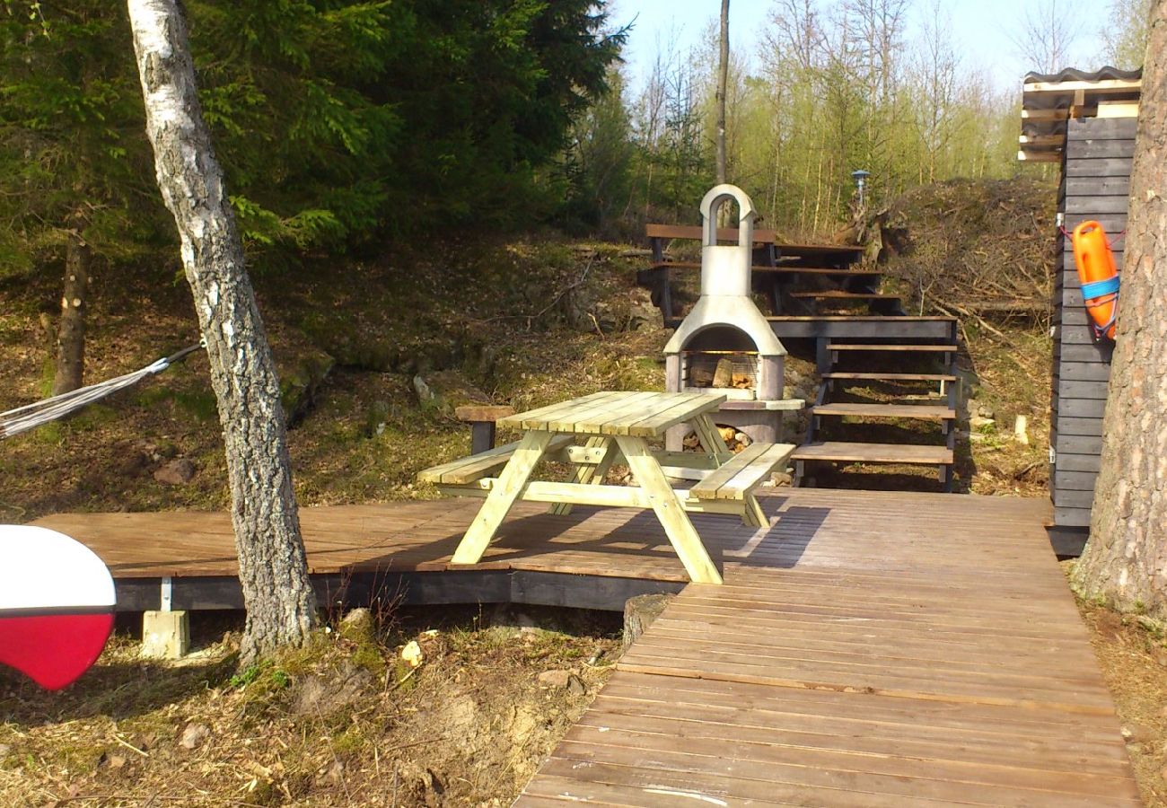 Stuga i Forsheda - Ensam stuga med i  Småland direkt på sjön