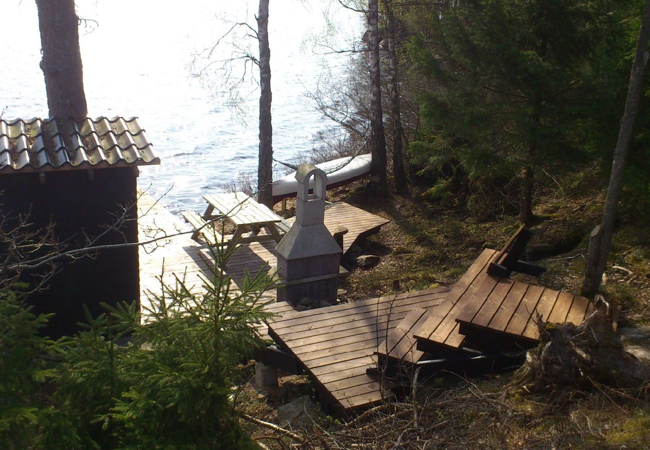 Stuga i Forsheda - Ensam stuga med i  Småland direkt på sjön