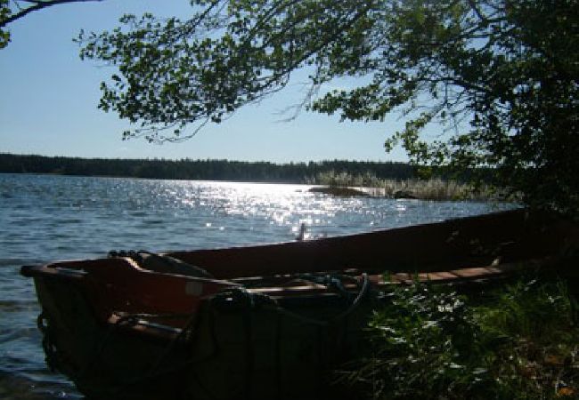 Stuga i Bergshamra - Stuga i Roslagen med båt några meter från vattnet