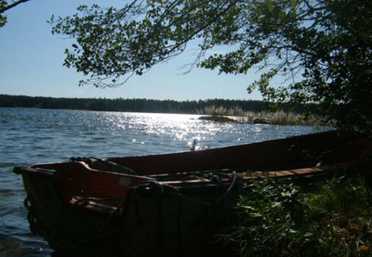 Stuga i Bergshamra - Stuga i Roslagen med båt några meter från vattnet