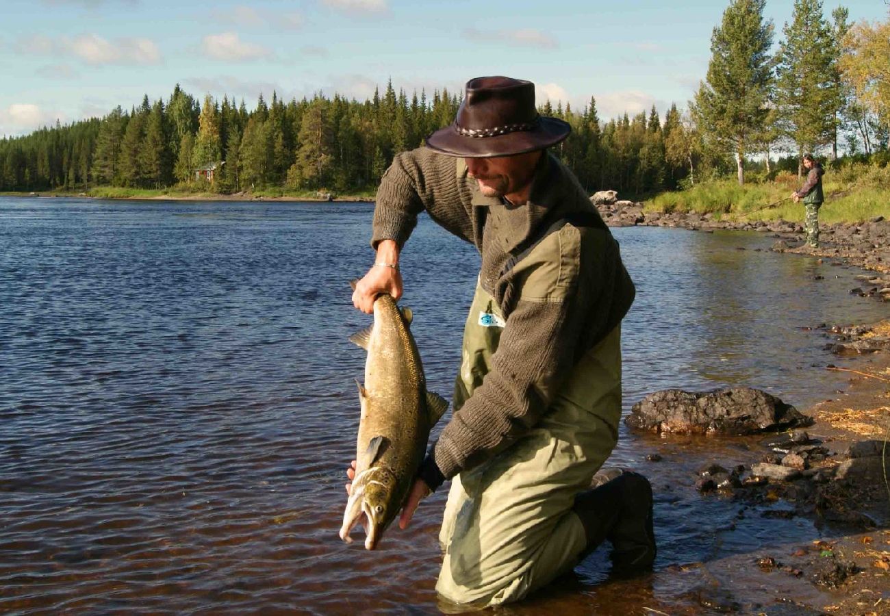 Stuga i Gargnäs - Stuga i Gargnäs omgiven av vatten