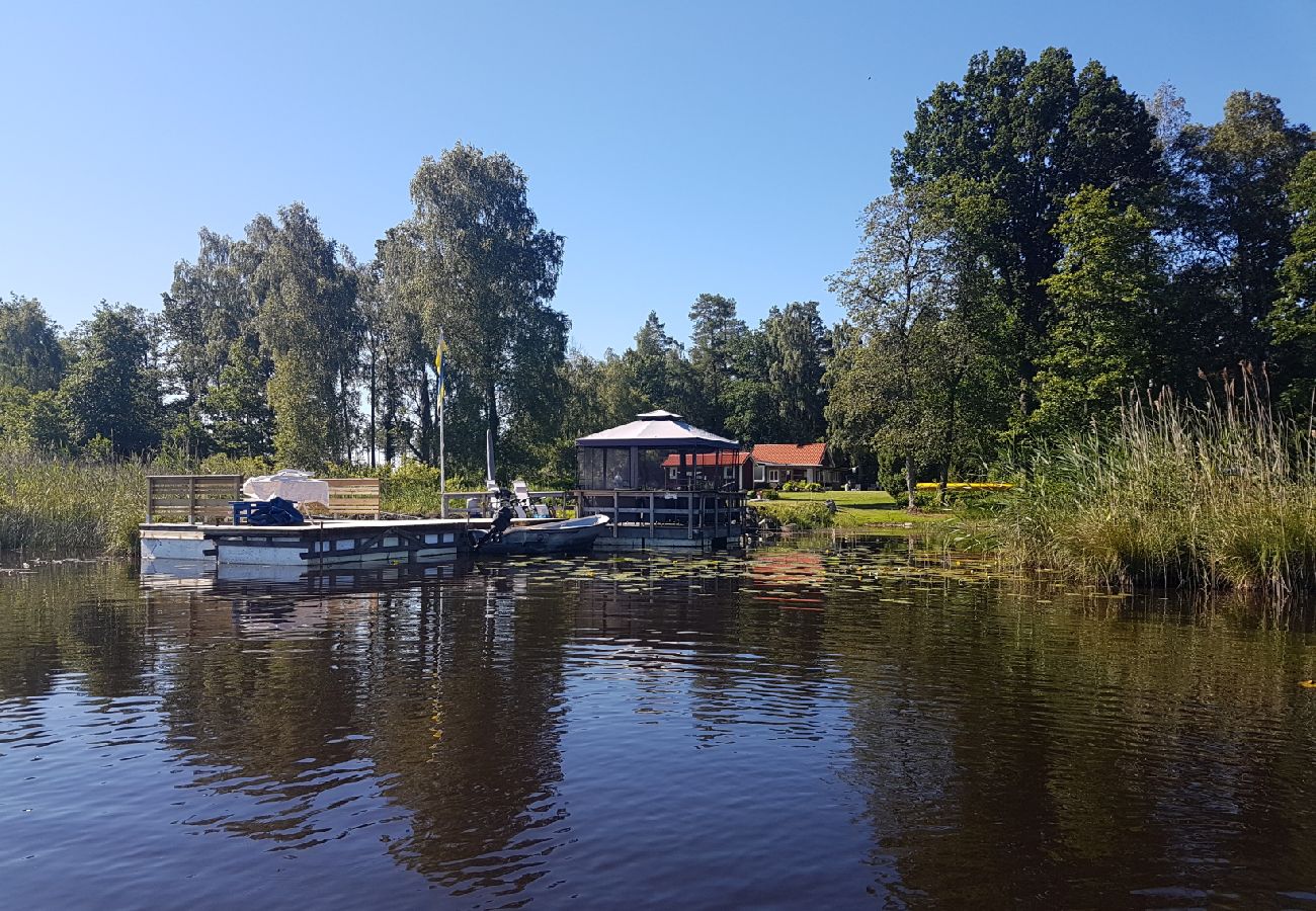 Stuga i Jät - Semester i Småland direkt vid sjön Åsnen