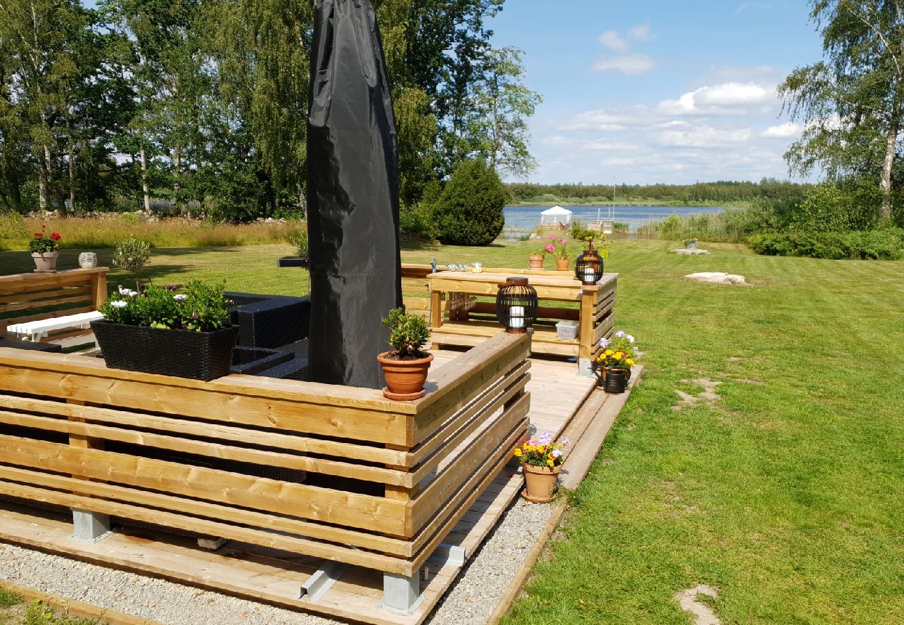 Stuga i Jät - Semester direkt vid sjön Åsnen (Obs: Ingen el och rinnande vatten)