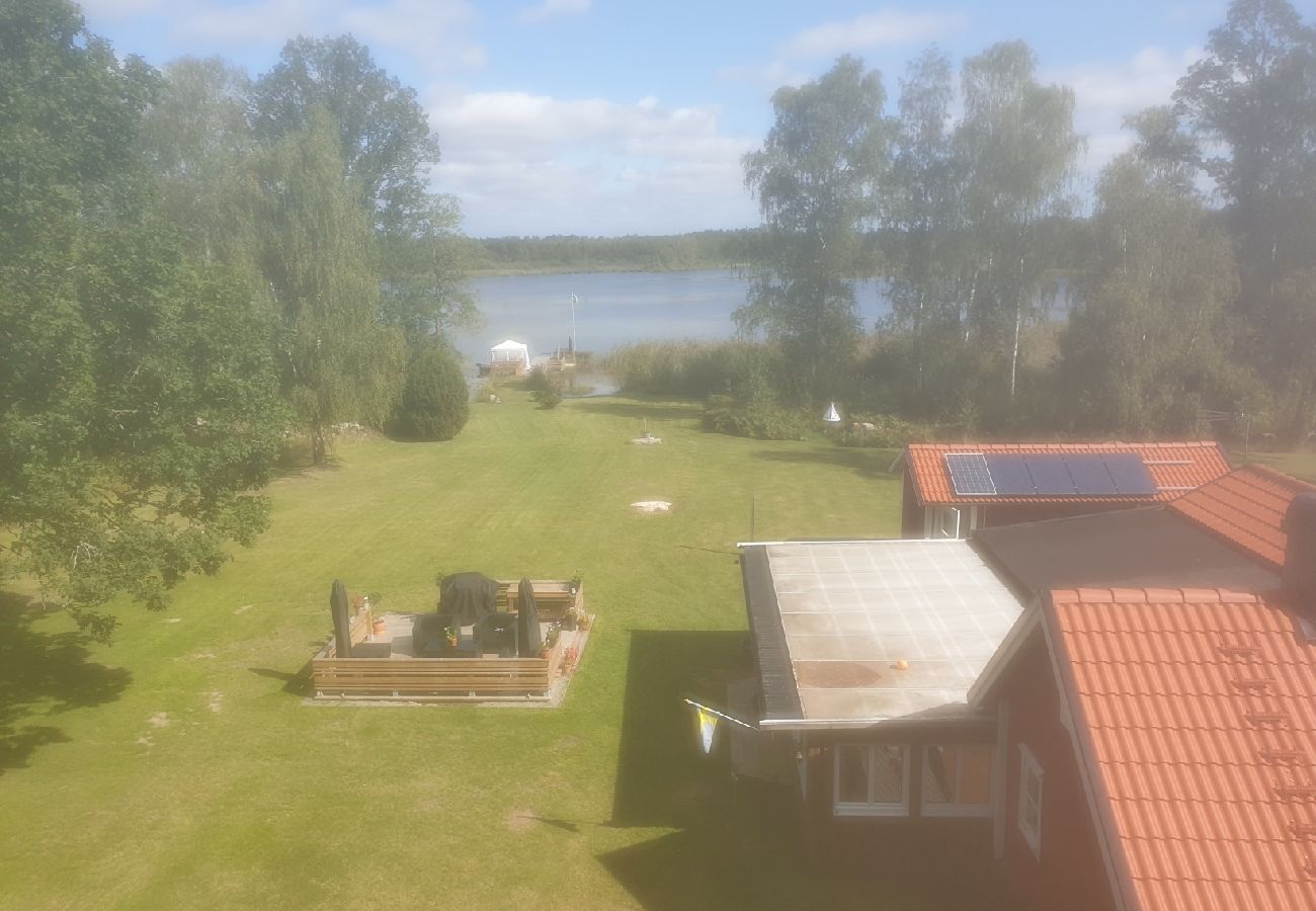 Stuga i Jät - Semester direkt vid sjön Åsnen (Obs: Ingen el och rinnande vatten)