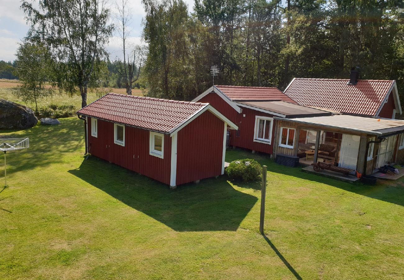Stuga i Jät - Semester direkt vid sjön Åsnen (Obs: Ingen el och rinnande vatten)