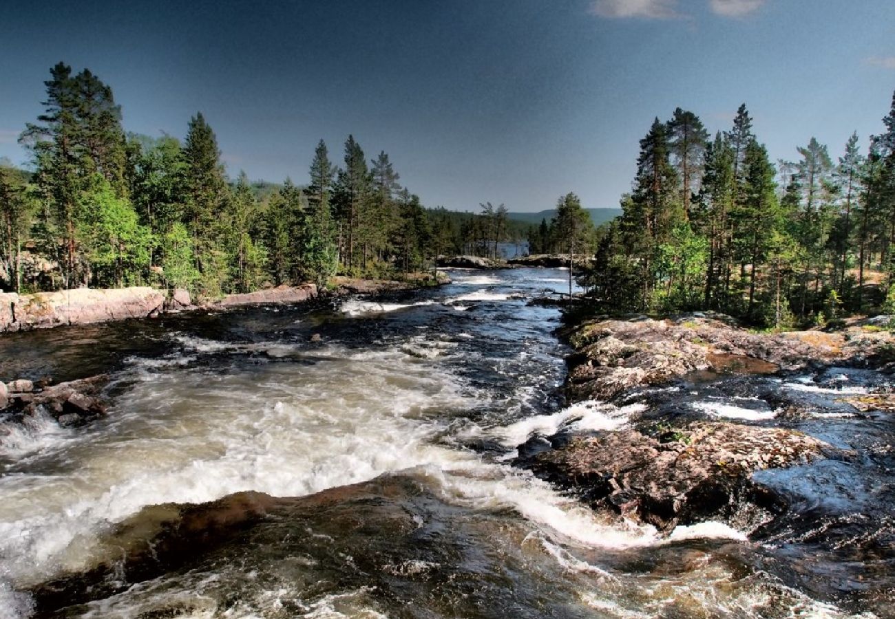 Stuga i Bräcke - Bekvämt och modernt timmerhus vid sjön