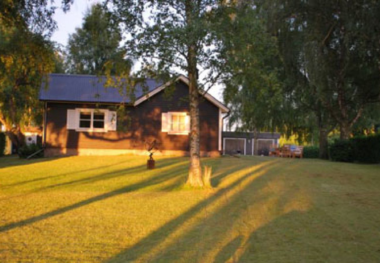 Stuga i Vara - Lugnet