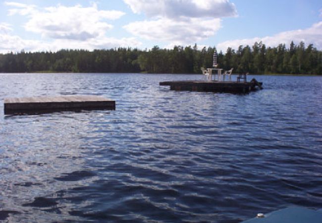 Stuga i Vissefjärda - Rödvit stuga med båt nära sjön