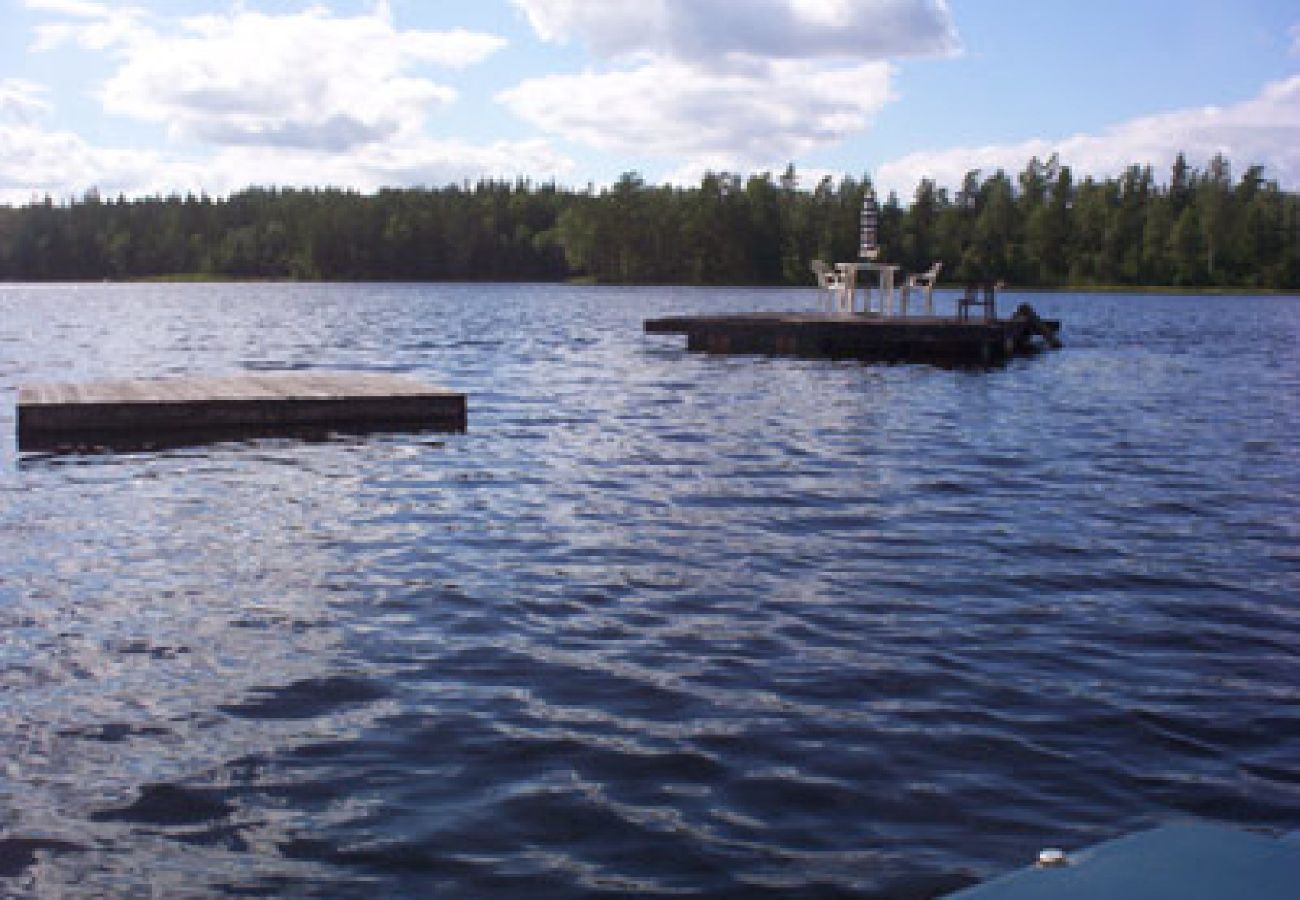 Stuga i Vissefjärda - Rödvit stuga med båt nära sjön