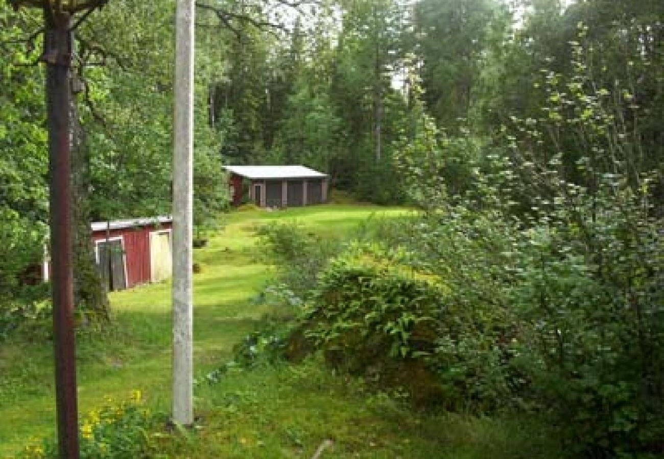 Stuga i Vissefjärda - Rödvit stuga med båt nära sjön