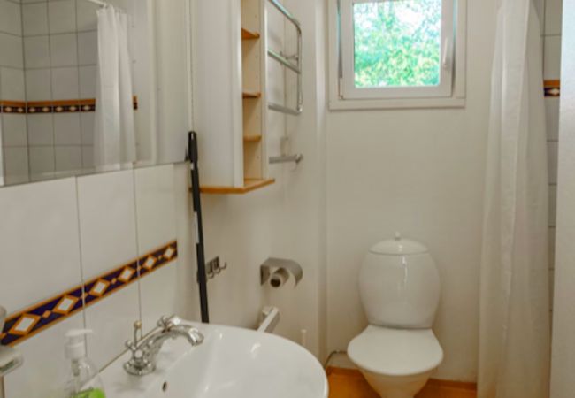 Stuga i Ulricehamn - Vackert fritidshus i semesteranläggning med sjöutsikt och 2 sovrum