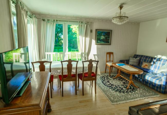 Stuga i Ulricehamn - Vackert fritidshus i semesteranläggning med sjöutsikt och 2 sovrum