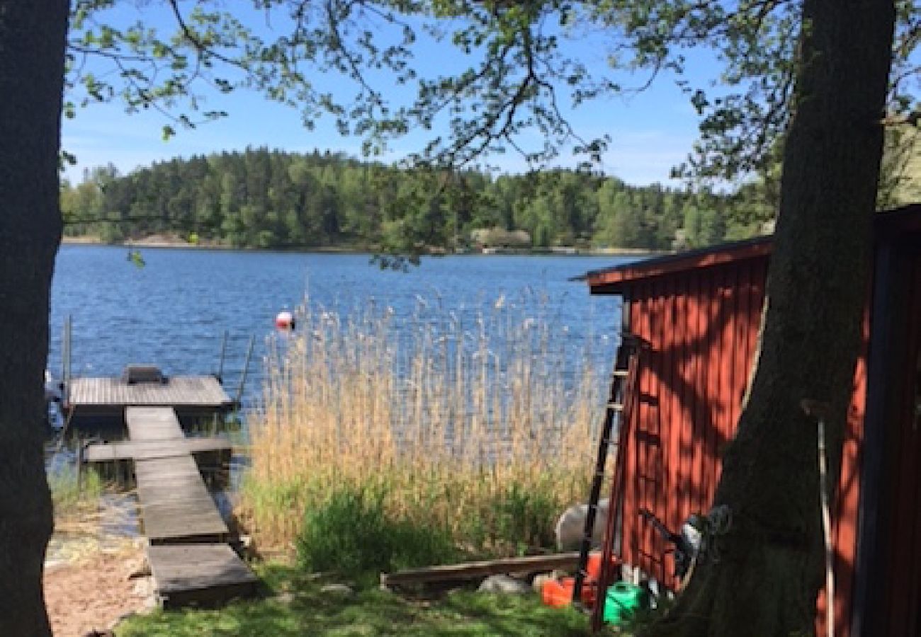 Stuga i Värmdö - Semester i Stockholms skärgård 20 meter från havet