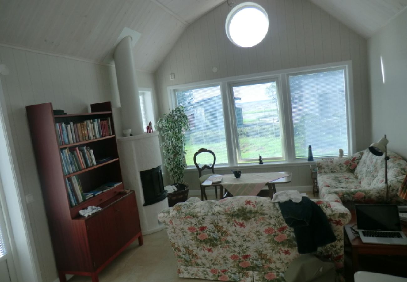 Stuga i Källby - Semesterhus i drömläge 30 meter från Vänern
