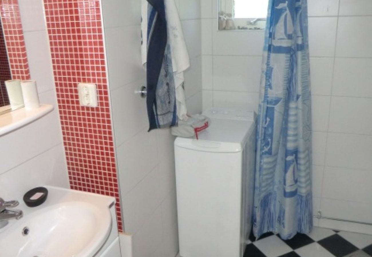 Stuga i Källby - Semesterhus i drömläge 30 meter från Vänern