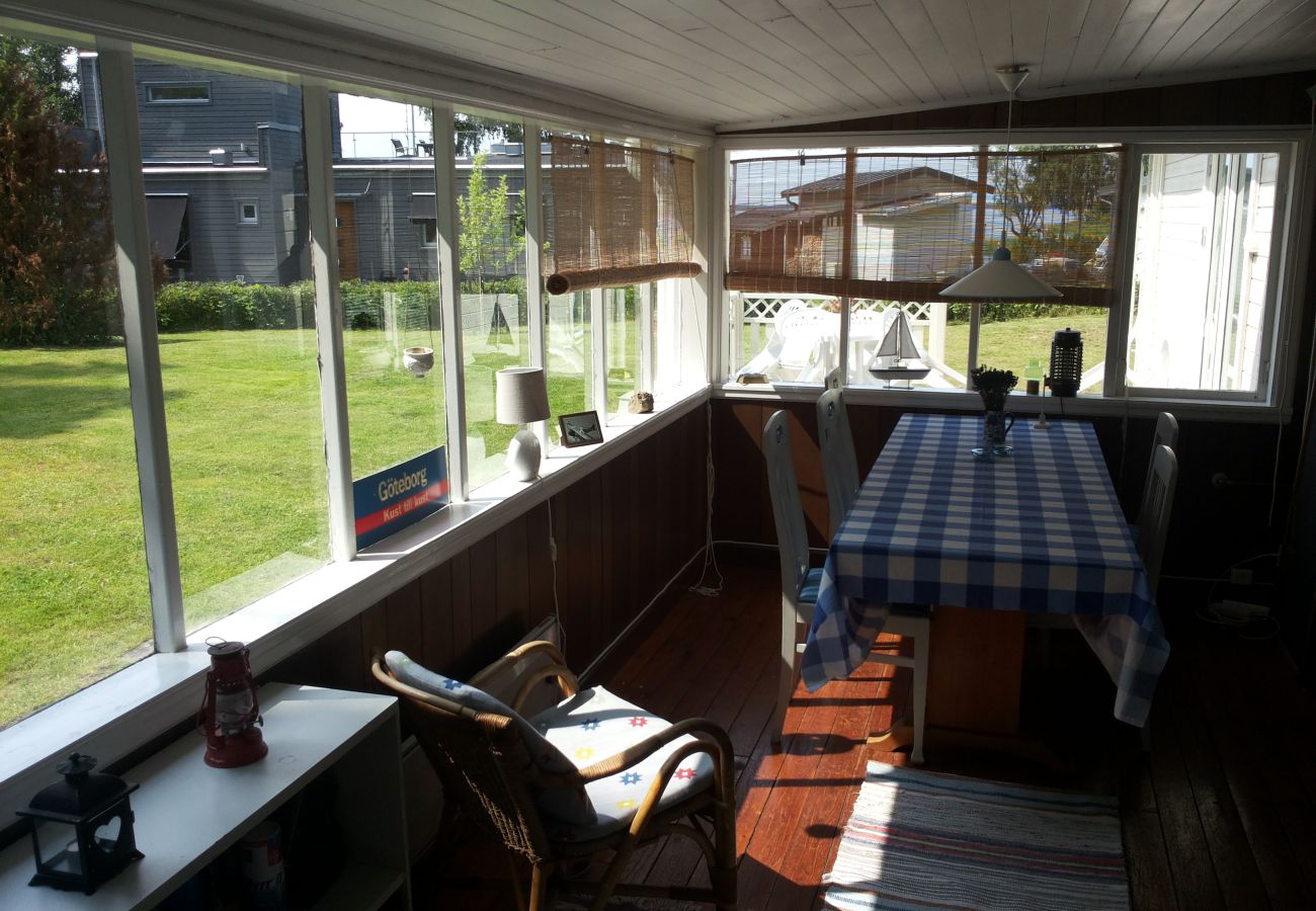 Stuga i Källby - Semesterhus i drömläge 30 meter från Vänern