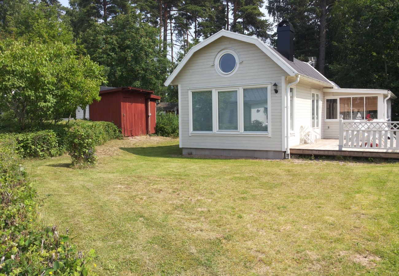 Stuga i Källby - Semesterhus i drömläge 30 meter från Vänern