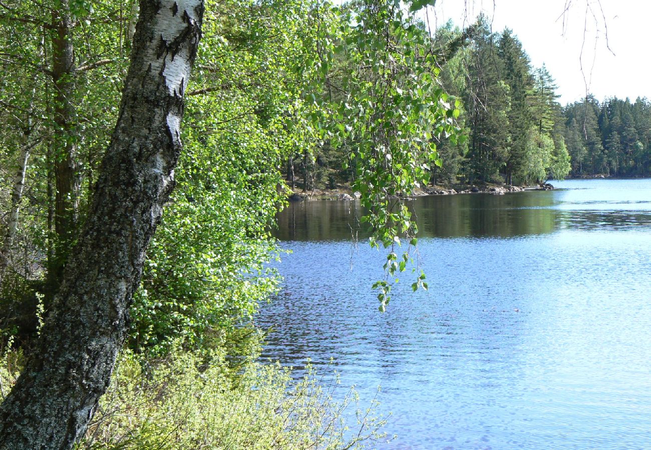 Stuga i Svenljunga - Skogsidyll med vacker natur runt knuten
