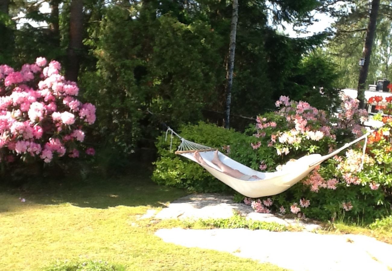 Stuga i Munkedal - Västkustsemester i ett bekvämt fritidshus med pool