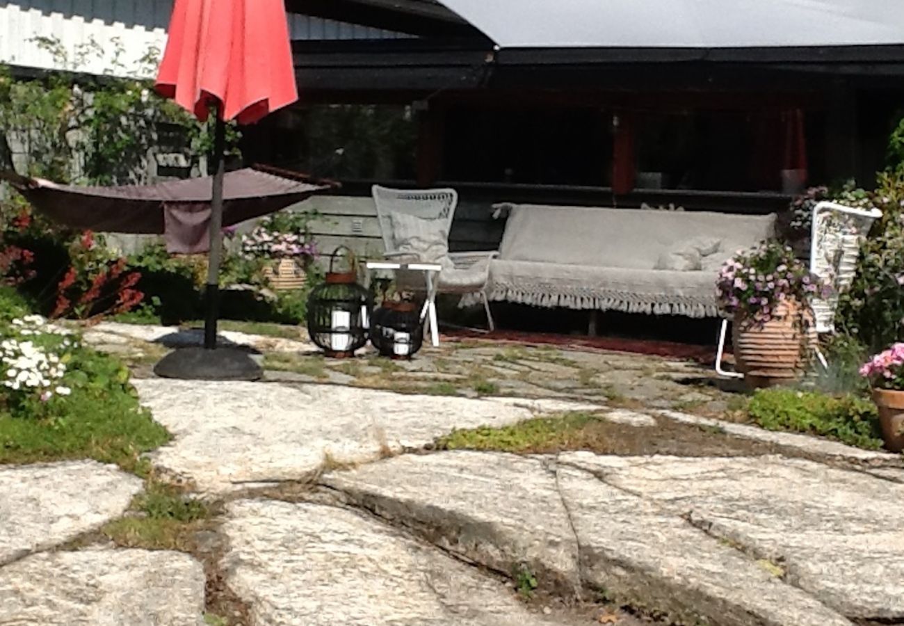 Stuga i Munkedal - Västkustsemester i ett bekvämt fritidshus med pool