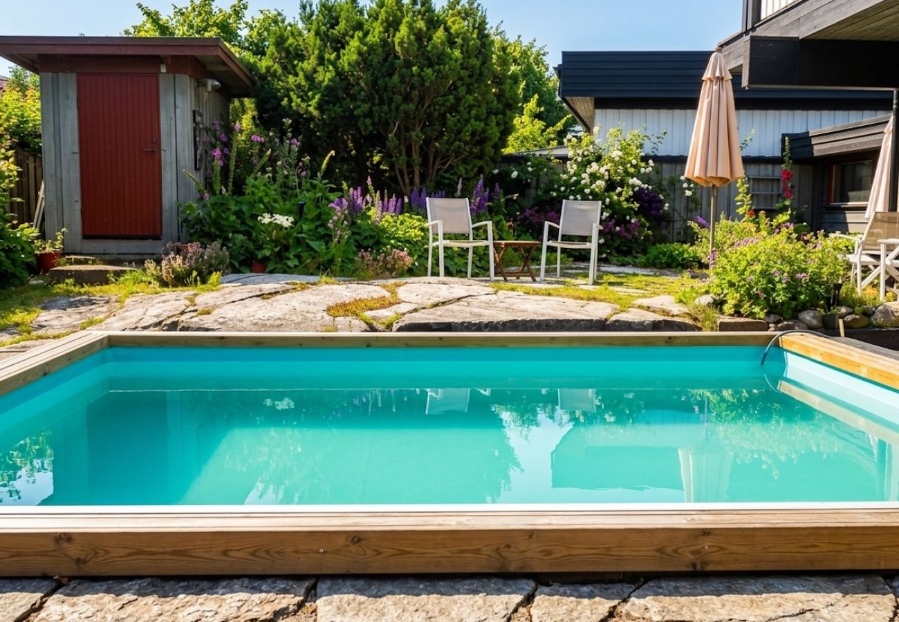 Stuga i Munkedal - Västkustsemester i ett bekvämt fritidshus med pool